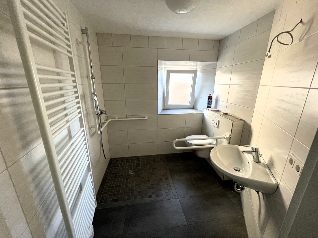 neues und modernes Bad im EG (Fenster u. Dusche) 