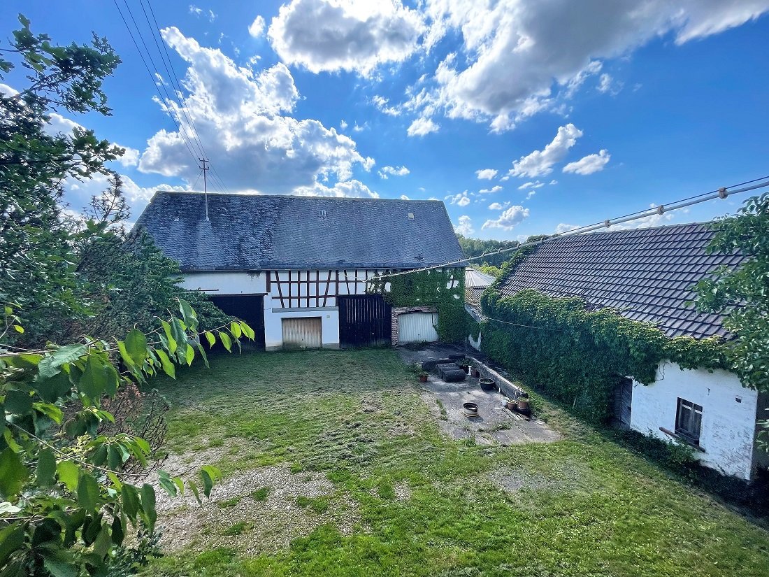 Ehemaliger Bauernhof mit Haupthaus und Nebengebäuden (plus 10 ha landwirtschaftliche Flächen)