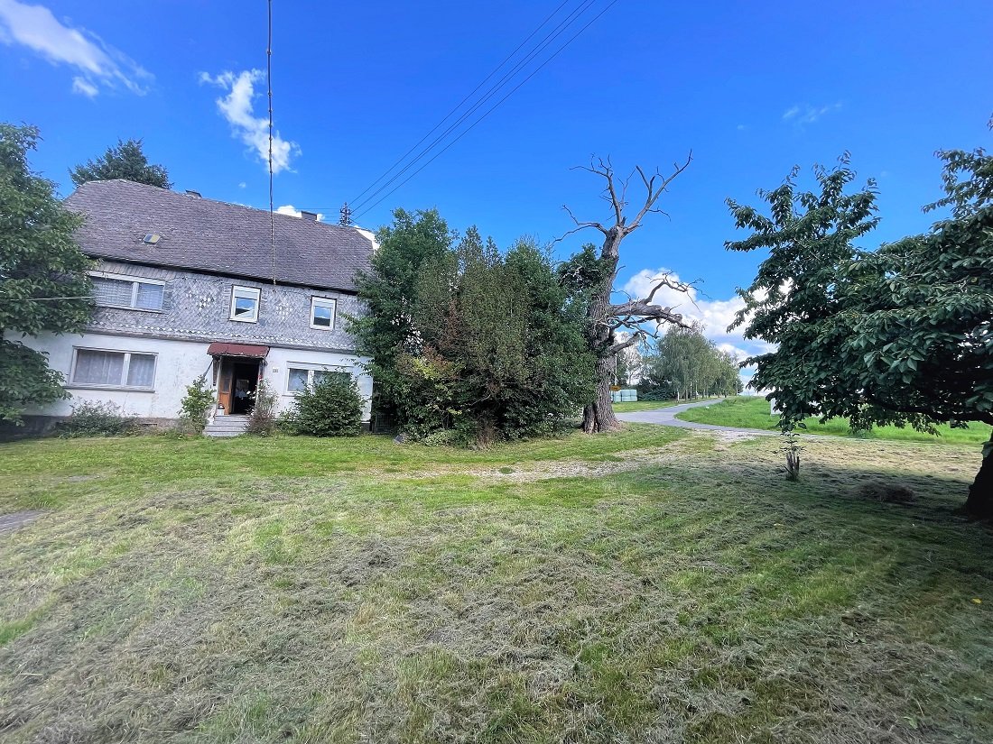 Ehemaliger Bauernhof mit Haupthaus und Nebengebäuden (plus 10 ha landwirtschaftliche Flächen)