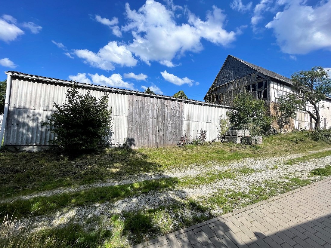 Ehemaliger Bauernhof mit Haupthaus und Nebengebäuden (plus 10 ha landwirtschaftliche Flächen)