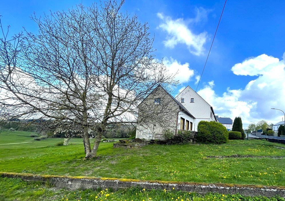 Eifel-Bauernhaus im ruhigen Ort Nähe Ulmen mit 3.134 qm Land, Scheune, Stallungen und Bauland