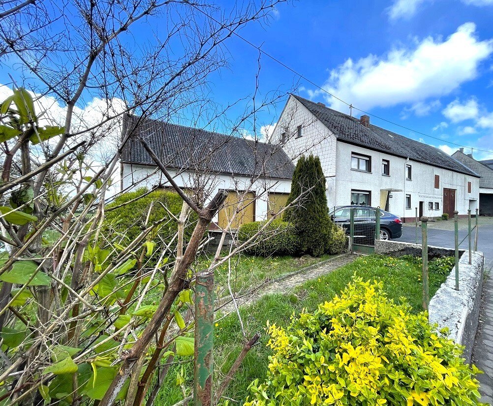 Eifel-Bauernhaus im ruhigen Ort Nähe Ulmen mit 3.134 qm Land, Scheune, Stallungen und Bauland