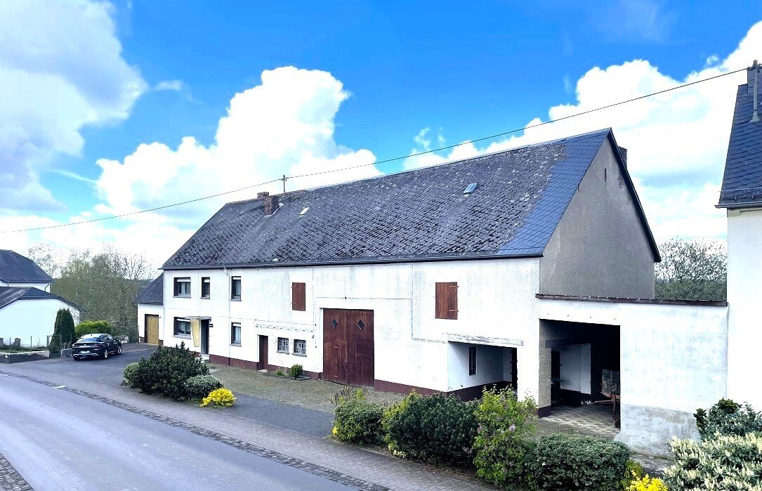Eifel-Bauernhaus im ruhigen Ort Nähe Ulmen mit 3.134 qm Land, Scheune, Stallungen und Bauland