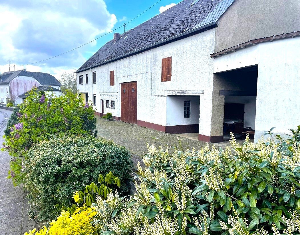 Eifel-Bauernhaus im ruhigen Ort Nähe Ulmen mit 3.134 qm Land, Scheune, Stallungen und Bauland