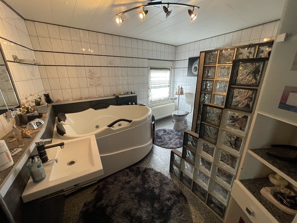 großes Einfamilien-Wohnhaus mit Garten, in der Nähe von Morbach -Hunsrück-