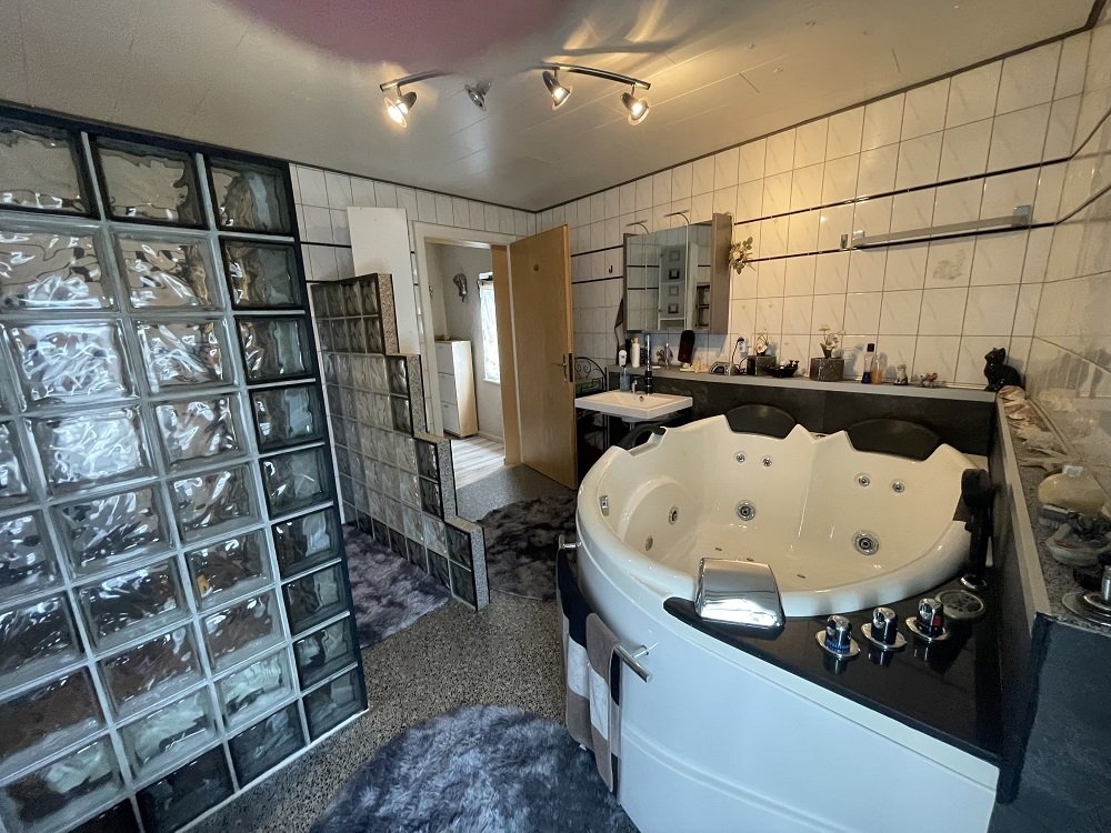 großes Einfamilien-Wohnhaus mit Garten, in der Nähe von Morbach -Hunsrück-