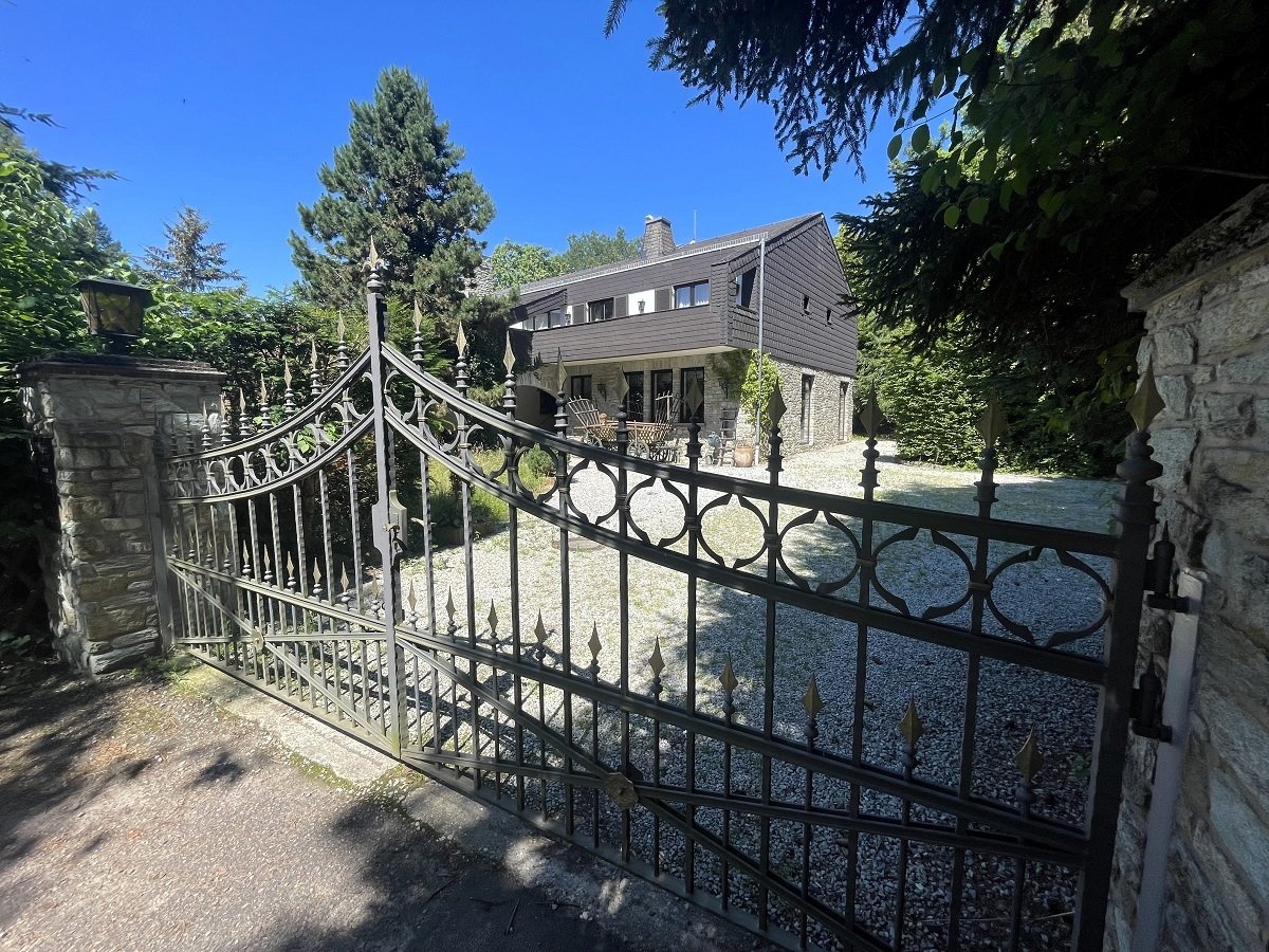 Villa in absoluter Wald-Alleinlage 5,3 ha Land, Seminarräumen, Gästezimmer, Schwimmbad, Tennisanlage