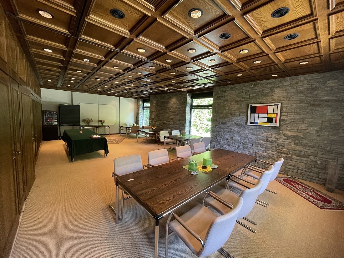 Villa in absoluter Wald-Alleinlage 5,3 ha Land, Seminarräumen, Gästezimmer, Schwimmbad, Tennisanlage