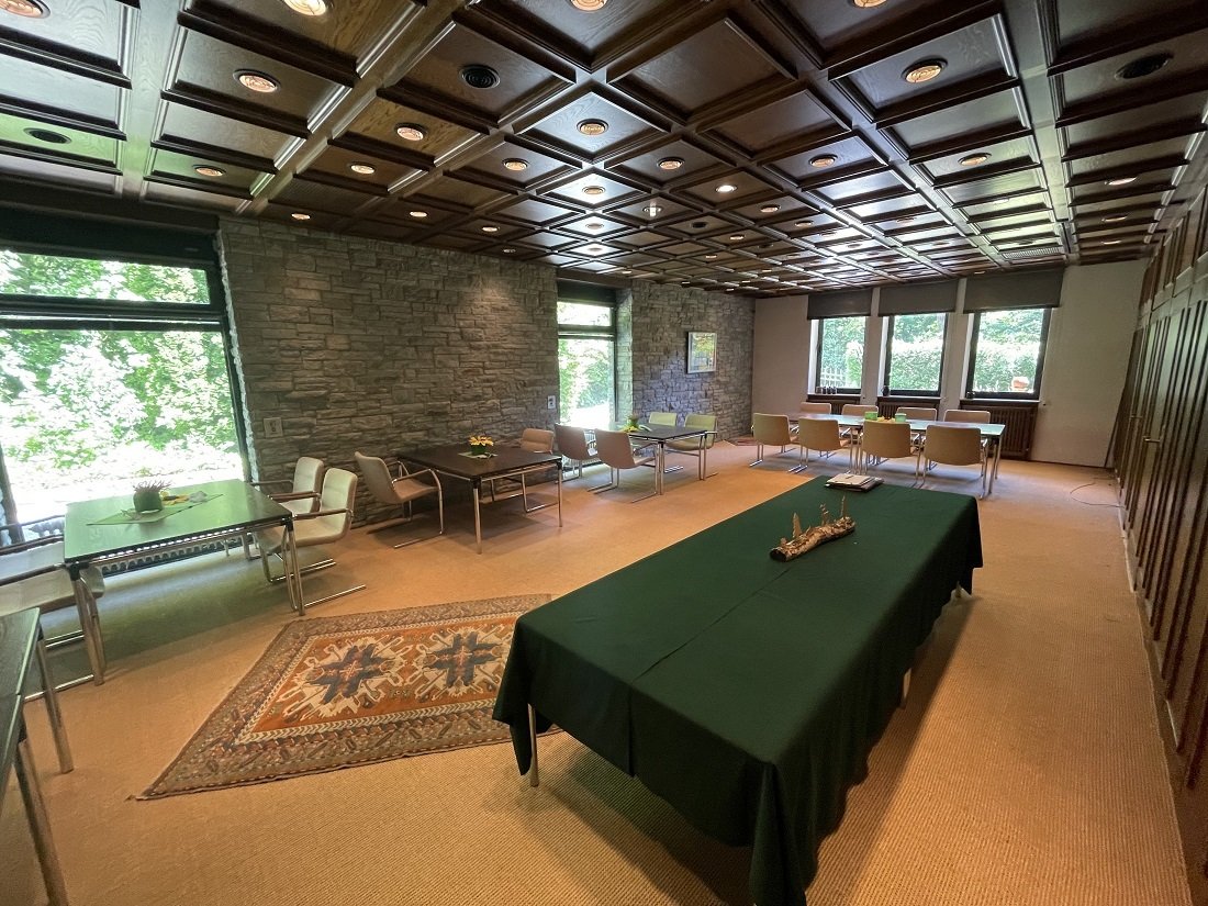 Villa in absoluter Wald-Alleinlage 5,3 ha Land, Seminarräumen, Gästezimmer, Schwimmbad, Tennisanlage
