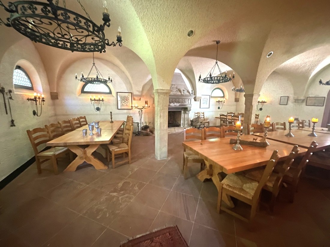 Villa in absoluter Wald-Alleinlage 5,3 ha Land, Seminarräumen, Gästezimmer, Schwimmbad, Tennisanlage