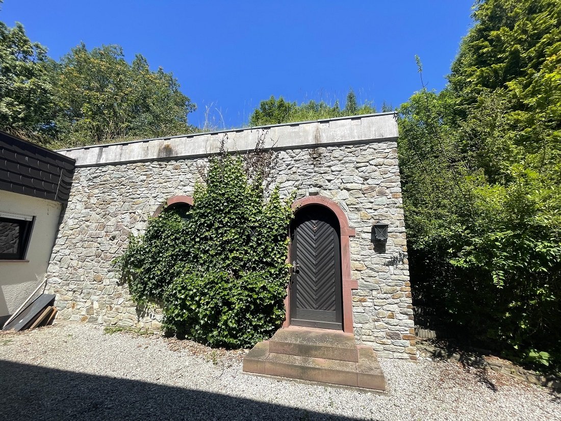 Villa in absoluter Wald-Alleinlage 5,3 ha Land, Seminarräumen, Gästezimmer, Schwimmbad, Tennisanlage
