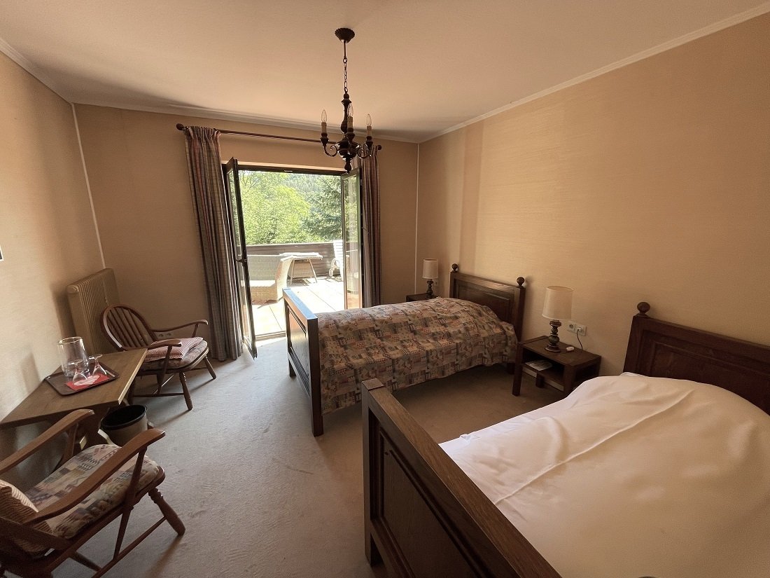 Villa in absoluter Wald-Alleinlage 5,3 ha Land, Seminarräumen, Gästezimmer, Schwimmbad, Tennisanlage
