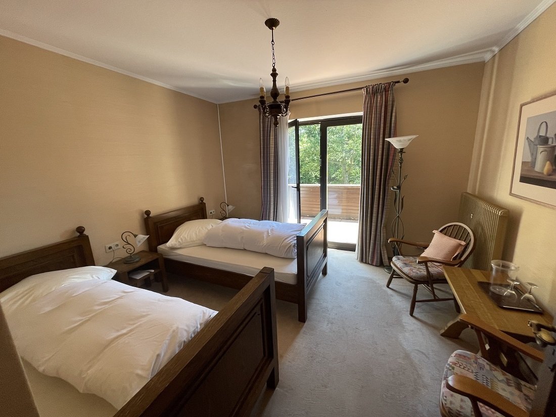 Villa in absoluter Wald-Alleinlage 5,3 ha Land, Seminarräumen, Gästezimmer, Schwimmbad, Tennisanlage