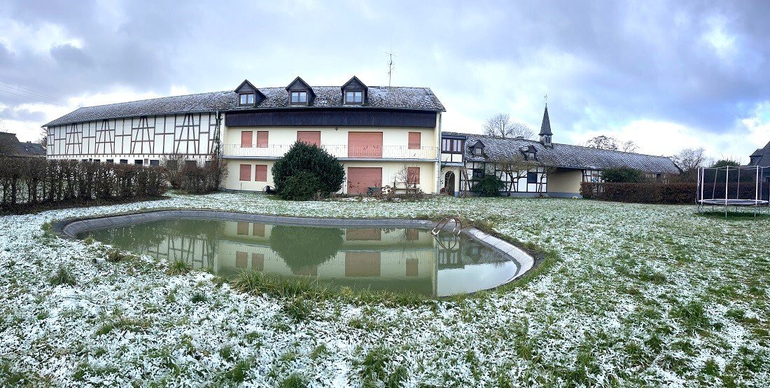 Pferdehof mit herrlichem Blick über den Rhein mit modernem Wohnhaus in Alleinlage