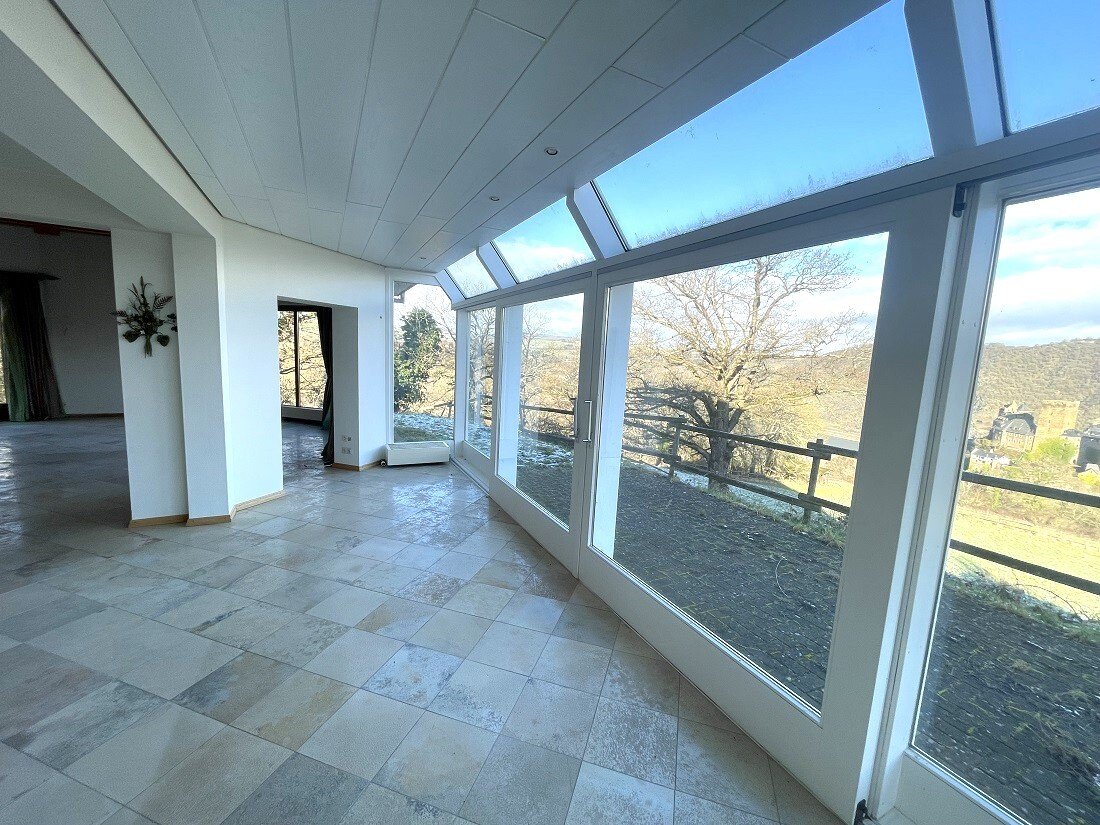Pferdehof mit herrlichem Blick über den Rhein mit modernem Wohnhaus in Alleinlage