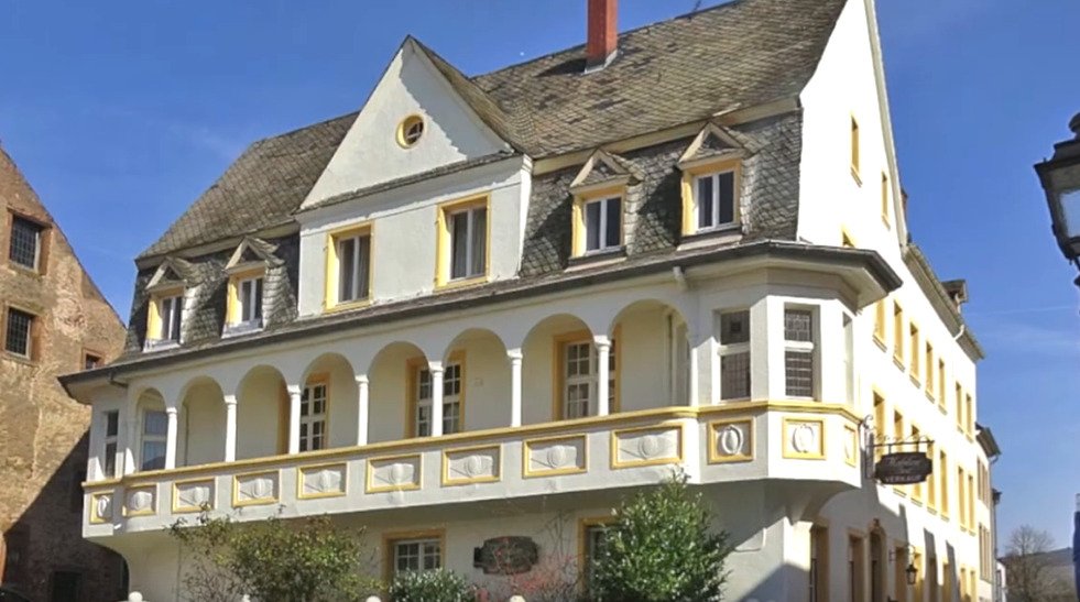 Mehrfamilien-Wohnhaus (4 - 5 Whg.) mit Blick auf die Saar und die Burg  -gute Wohnlage-