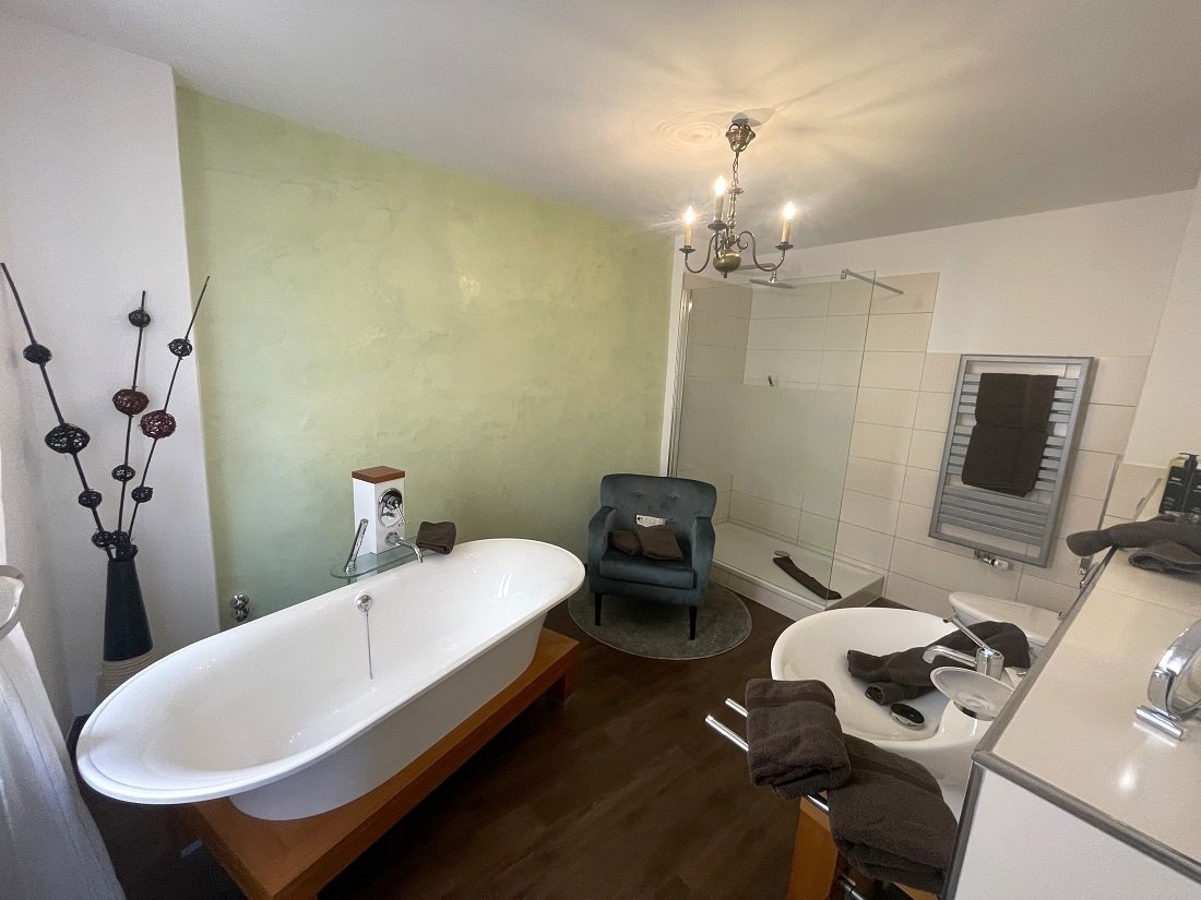 Hotel / Gästehaus an der Mittelmosel mit Vollausstattung, Betreiberwhg. Bar & hochwertig ausgestatteten Gästezimmern