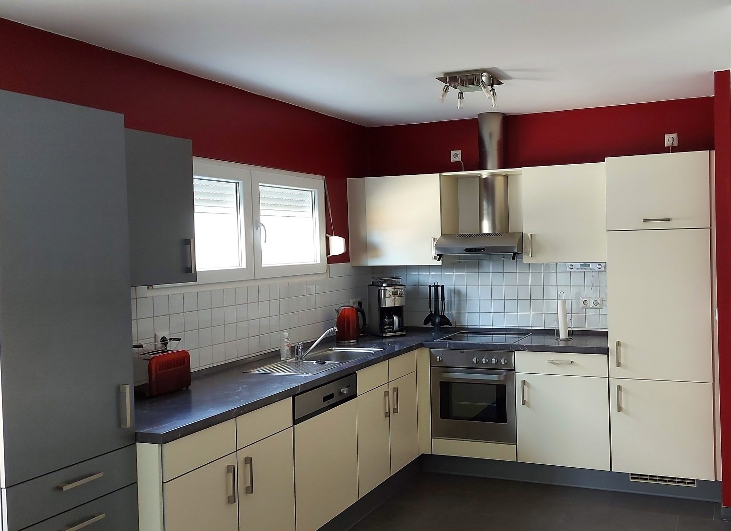 Eifel / Wohnhaus (75qm)  mit Fernsicht, Halle (230qm) und Garagen (45qm) im ruhigen Gewerbegebiet -Top Lage-