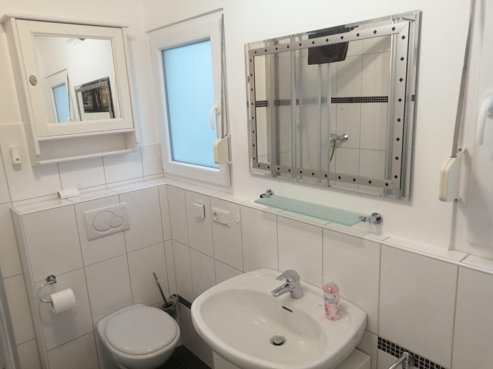 Eifel / Wohnhaus (75qm)  mit Fernsicht, Halle (230qm) und Garagen (45qm) im ruhigen Gewerbegebiet -Top Lage-