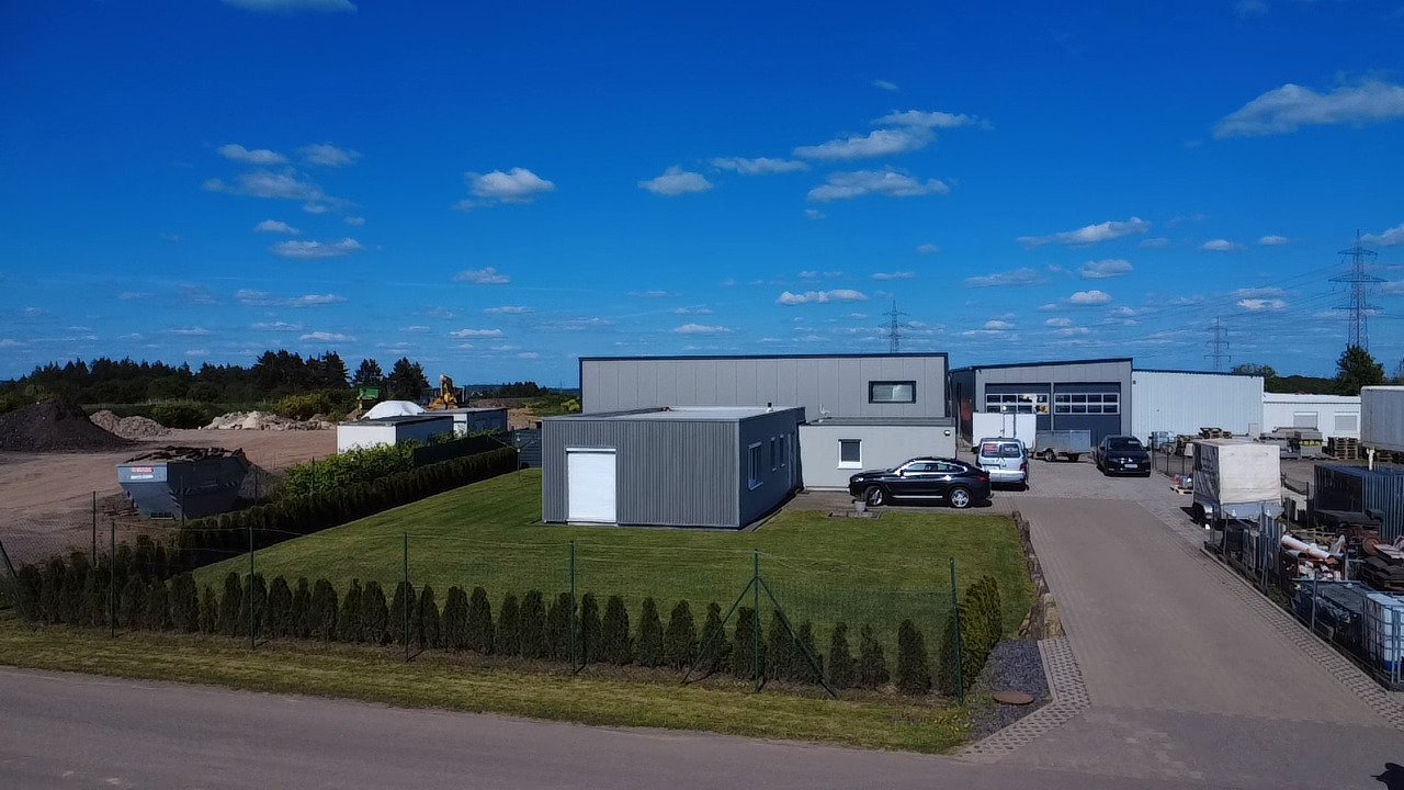Eifel / Wohnhaus (75qm)  mit Fernsicht, Halle (230qm) und Garagen (45qm) im ruhigen Gewerbegebiet -Top Lage-
