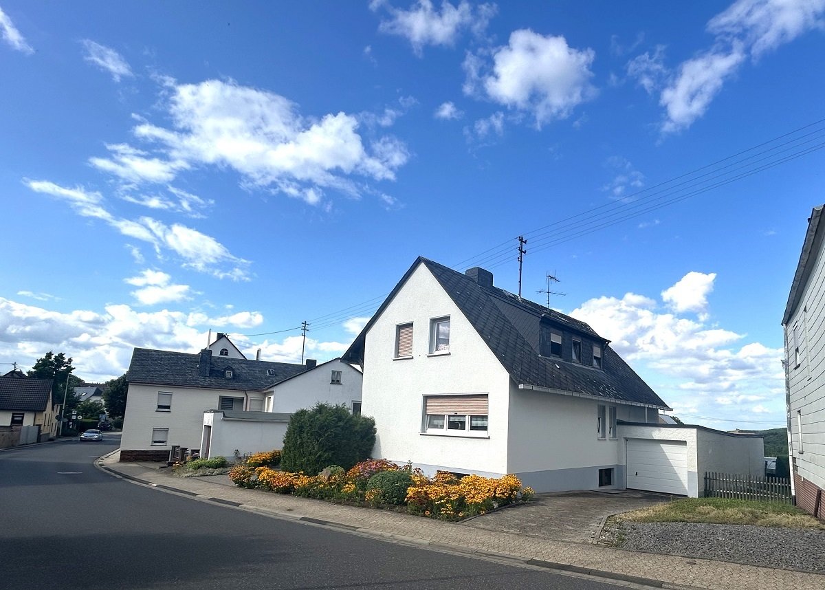 Mehrfamilien-Wohnhaus im kleinen Ort Nähe Mayen (3 km)  in der Eifel mit Garten, Garage und Scheune