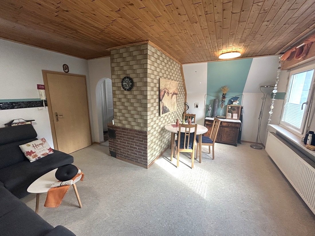 Mehrfamilien-Wohnhaus im kleinen Ort Nähe Mayen (3 km)  in der Eifel mit Garten, Garage und Scheune