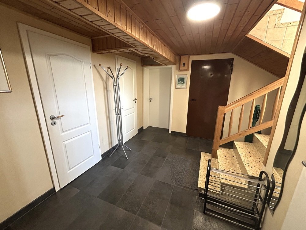 Mehrfamilien-Wohnhaus im kleinen Ort Nähe Mayen (3 km)  in der Eifel mit Garten, Garage und Scheune