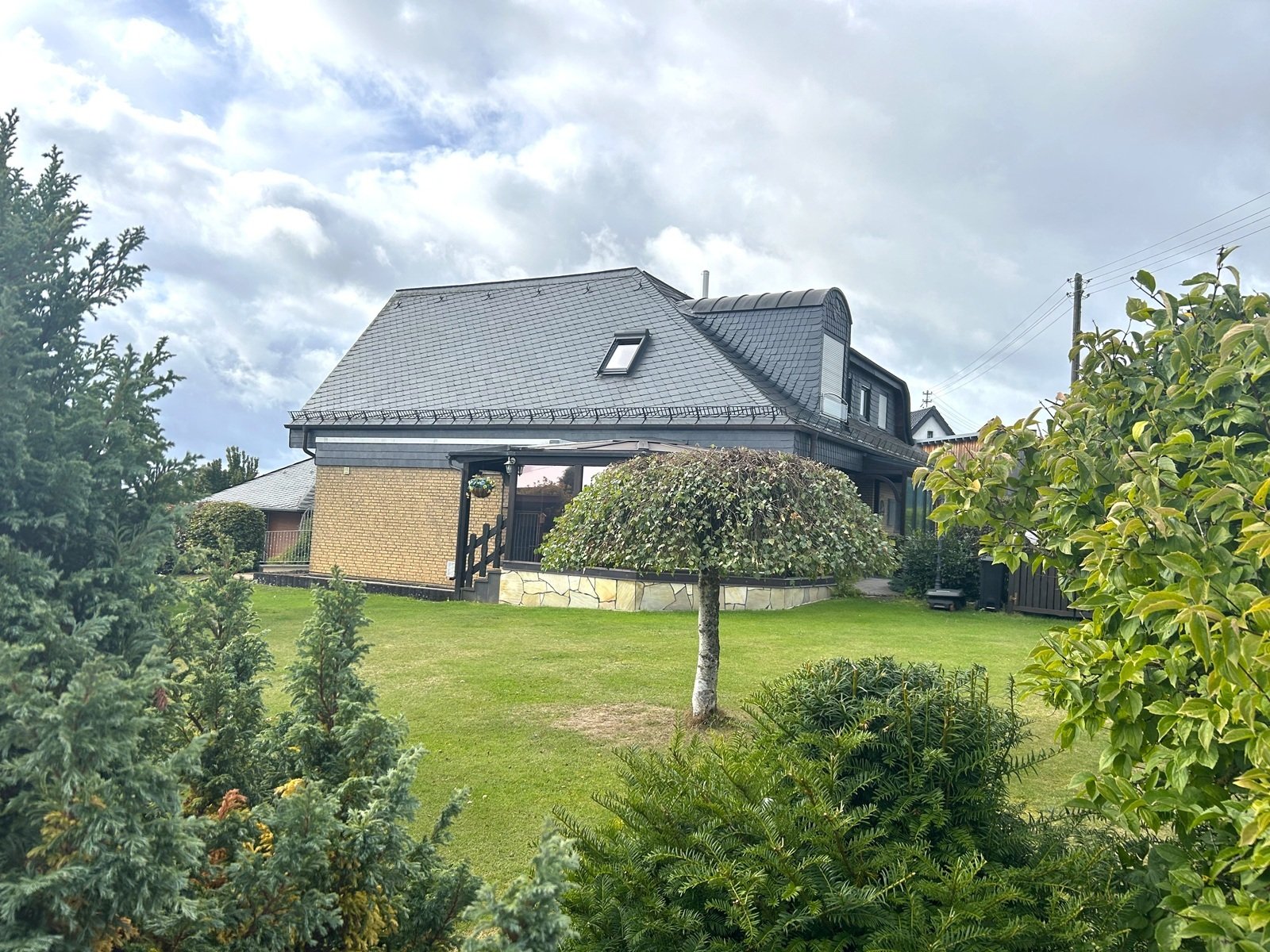 hochwertiges Wohnhaus mit bis zu 3 Wohnungen (oder Büro / Praxis) im ruhigen Ort Nähe Mayen -Eifel-