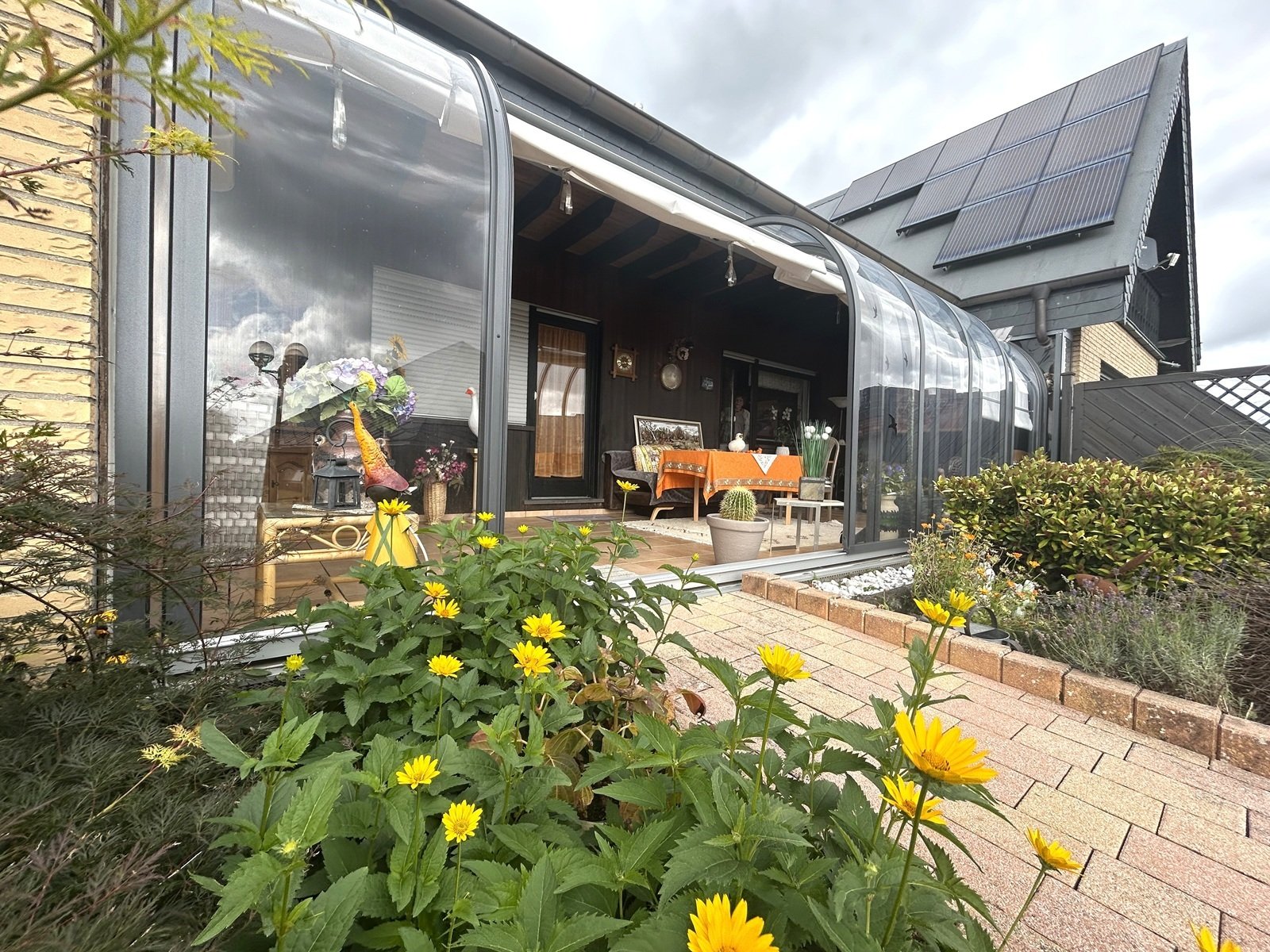 hochwertiges Wohnhaus mit bis zu 3 Wohnungen (oder Büro / Praxis) im ruhigen Ort Nähe Mayen -Eifel-