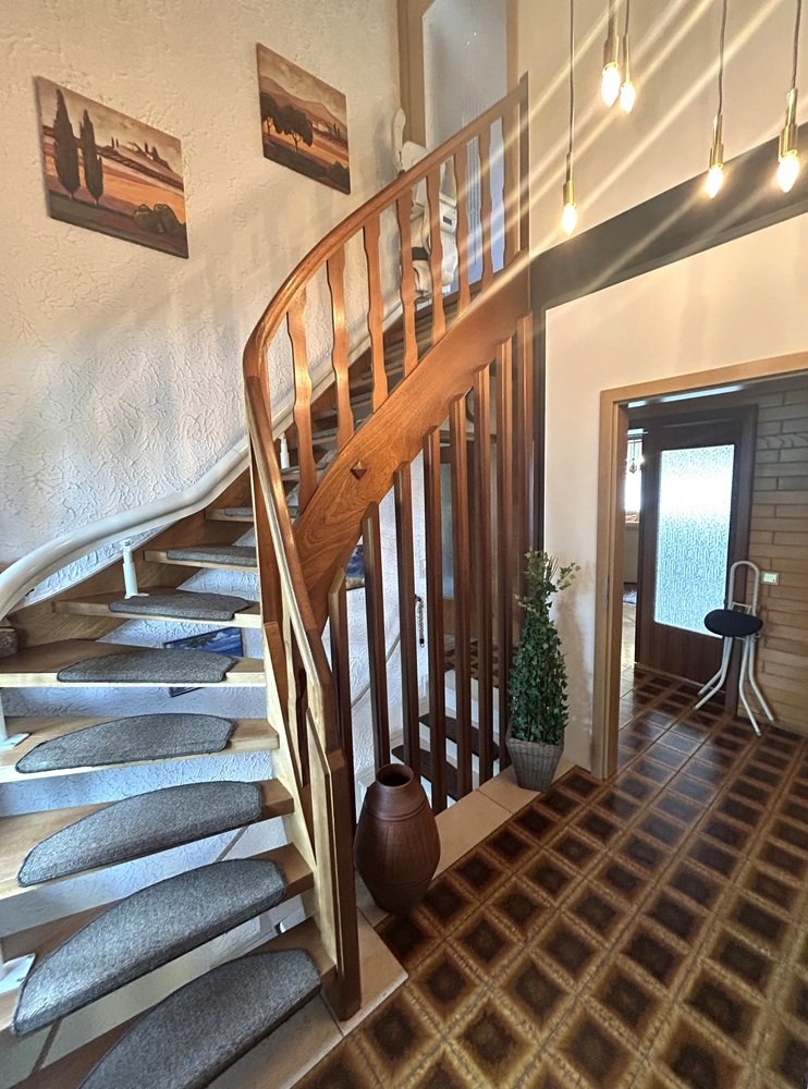 hochwertiges Wohnhaus mit bis zu 3 Wohnungen (oder Büro / Praxis) im ruhigen Ort Nähe Mayen -Eifel-