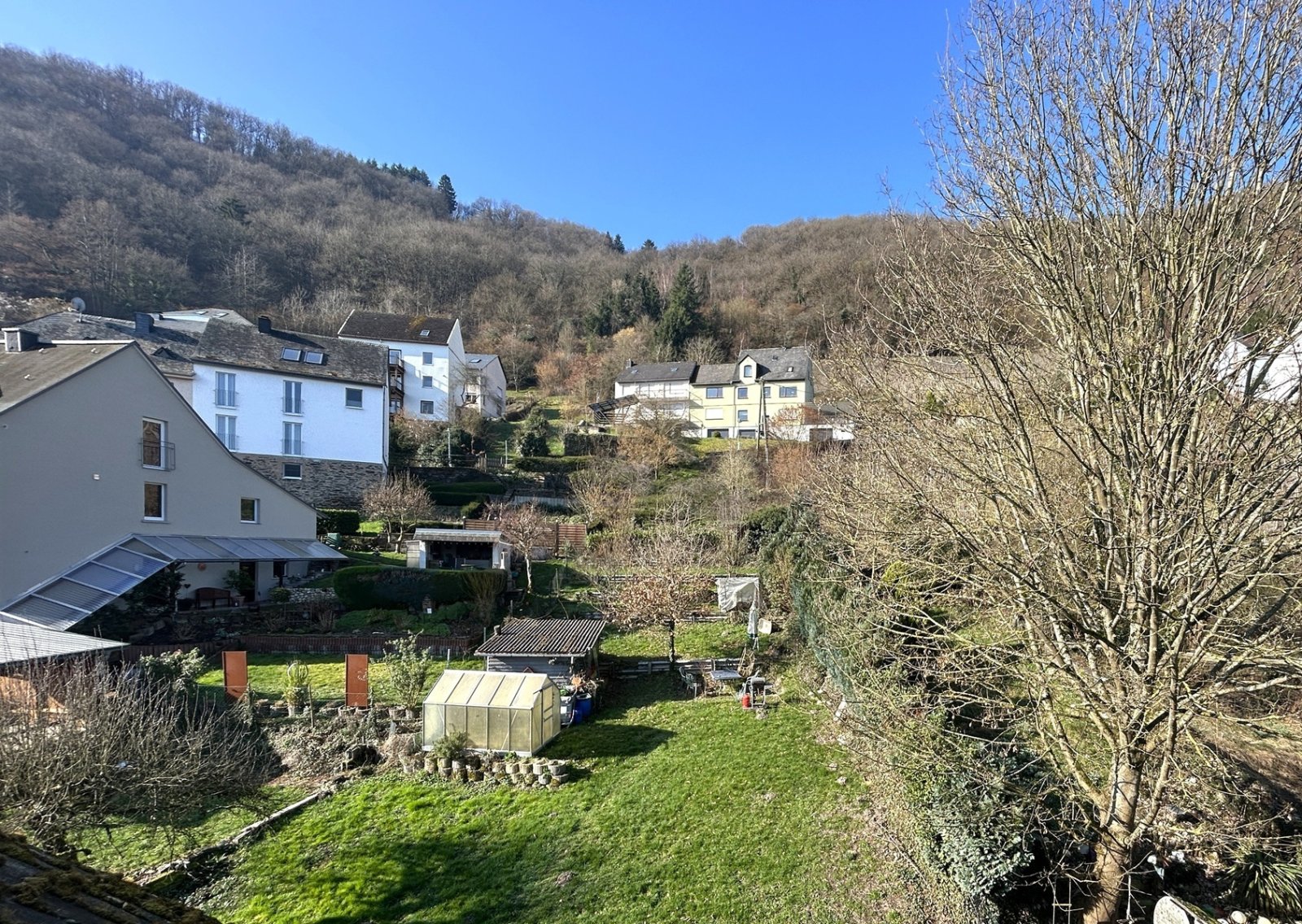 Wohnhaus mit Potenzial (bis drei Ferienwohnungen möglich), Garten und Garage 