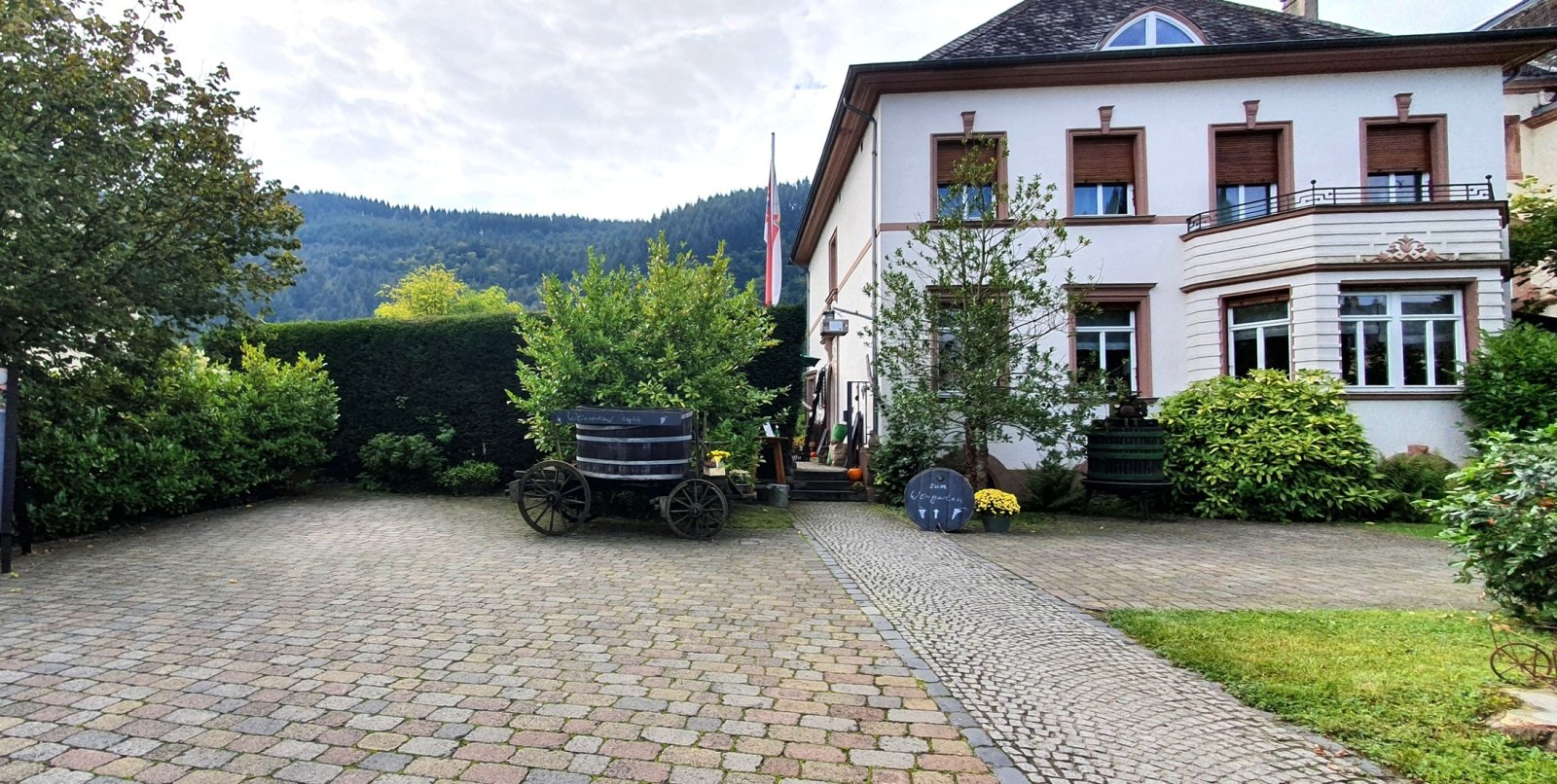Wohngebäude mit rd. 230 qm im Stadtteil Traben zu verkaufen / ruhige Lage (3 Wohng. möglich) Garten u. Garage
