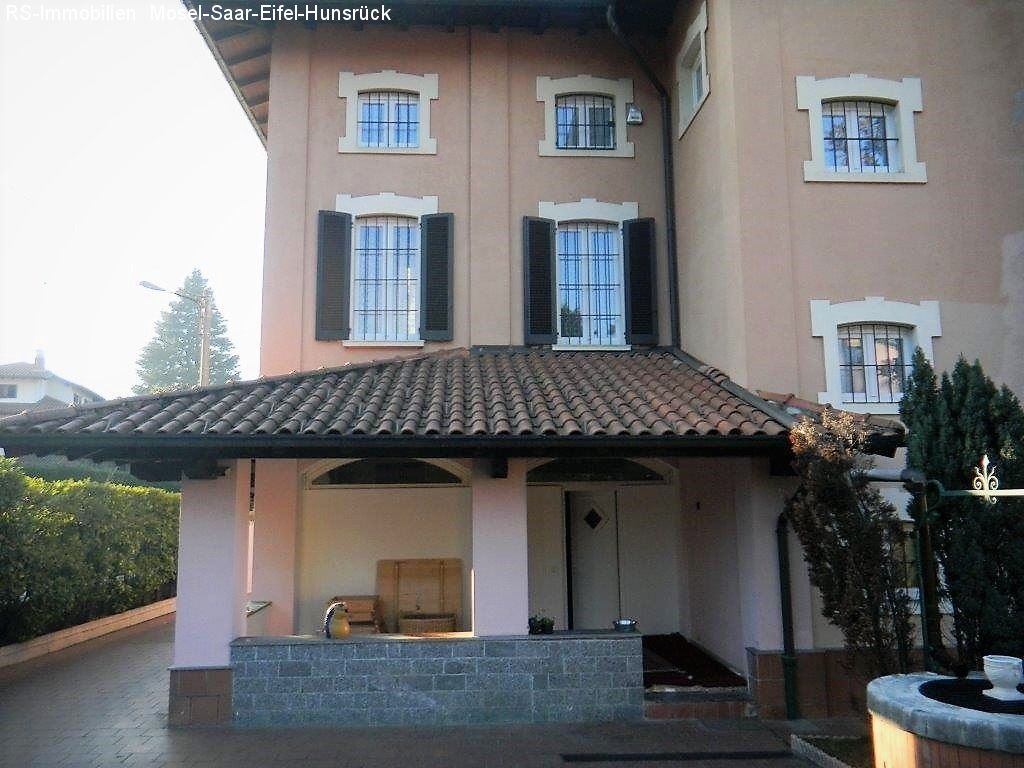 Villa in Italien Nähe Lago Maggiore, Varese und Mailand,  ruhiger, großer Garten und viel Grün