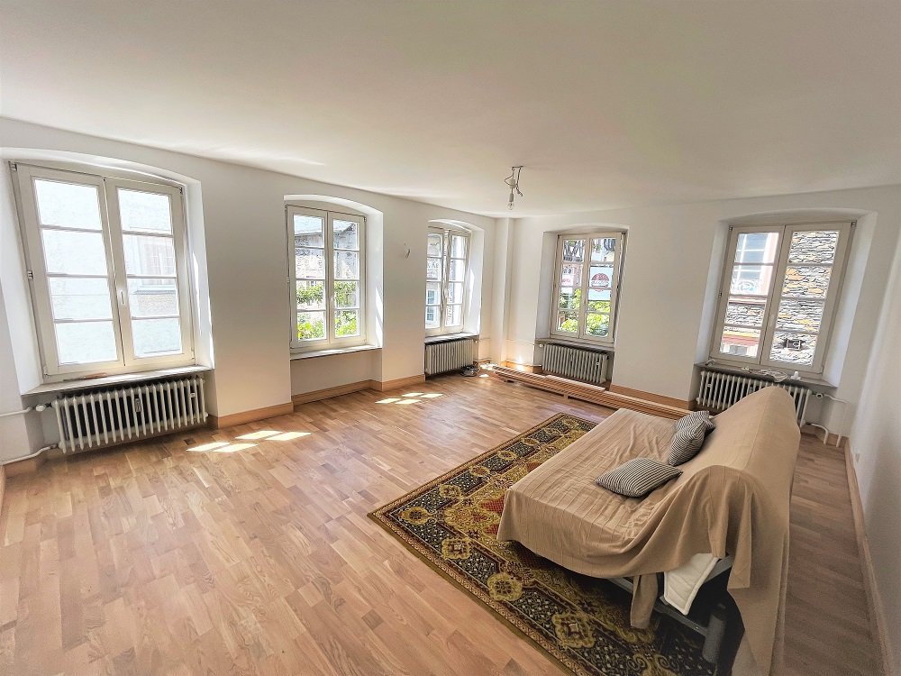 großes, helles Wohnzimmer 1.OG = ca. 26 qm 