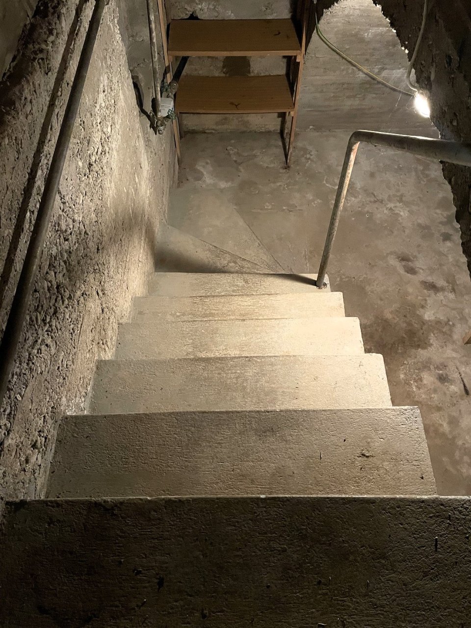 Betontreppe zum Keller (Teilunterkellerung)