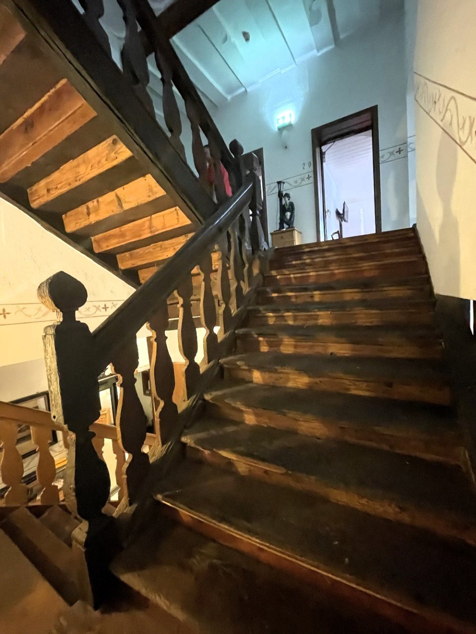 historische Treppe vom EG zum OG und zum DG 