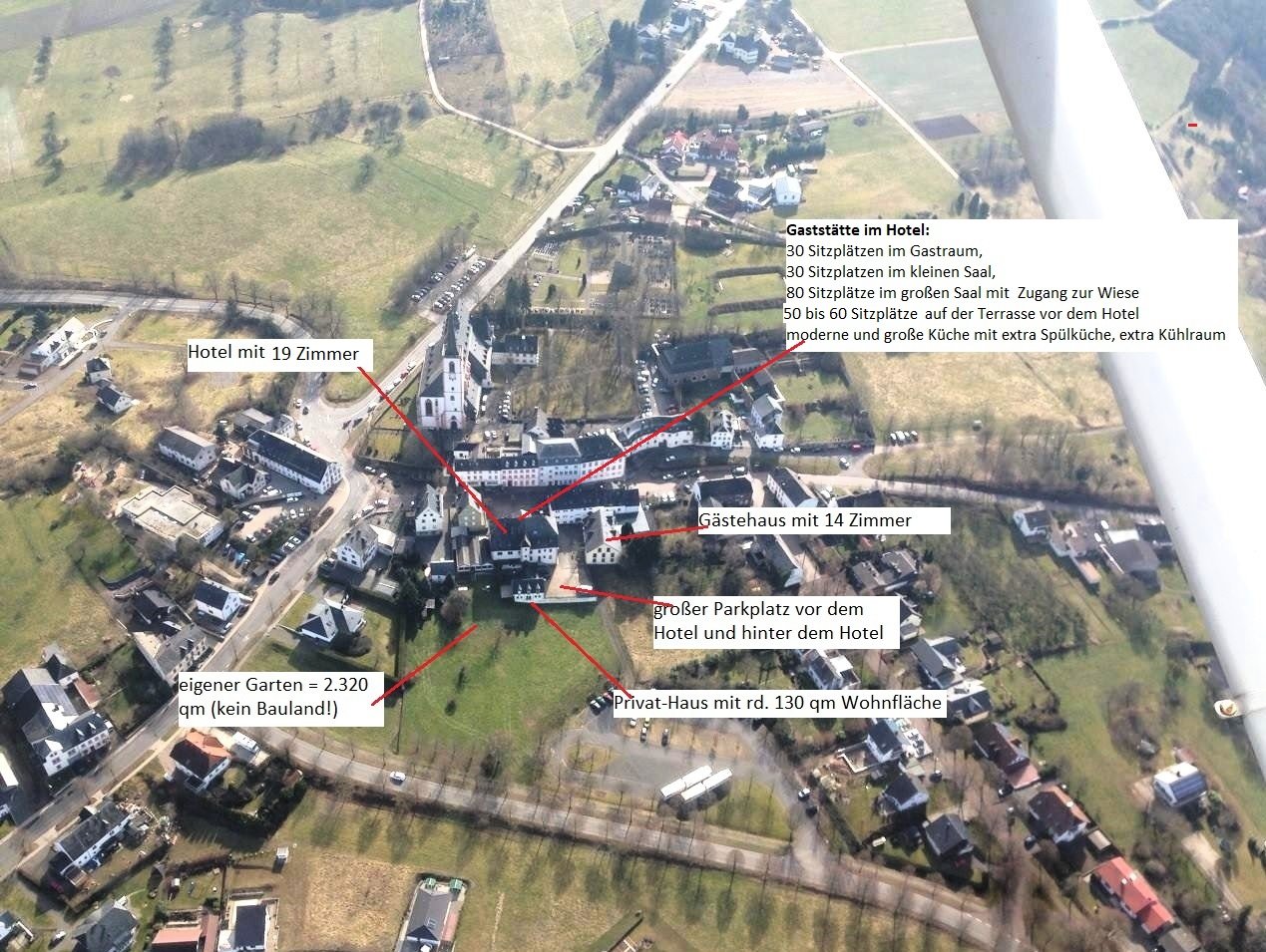 Luftbild mit allen drei Häusern 