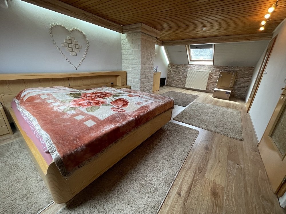 großes Schlafzimmer DG 