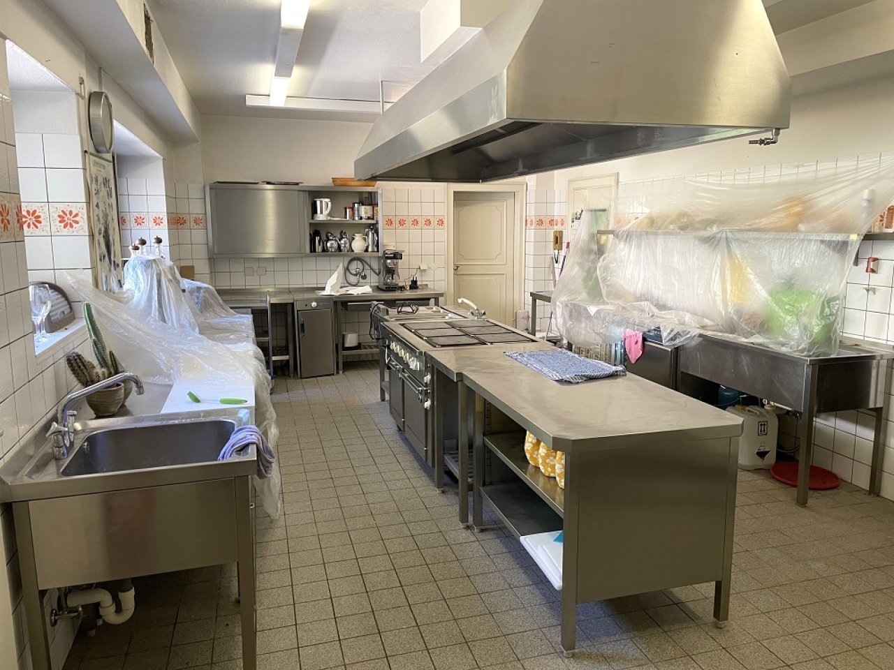 Küche mit angrenzenden Kühlraum und Gefrierraum Küche mit angrenzenden Kühlraum und Gefrierraum