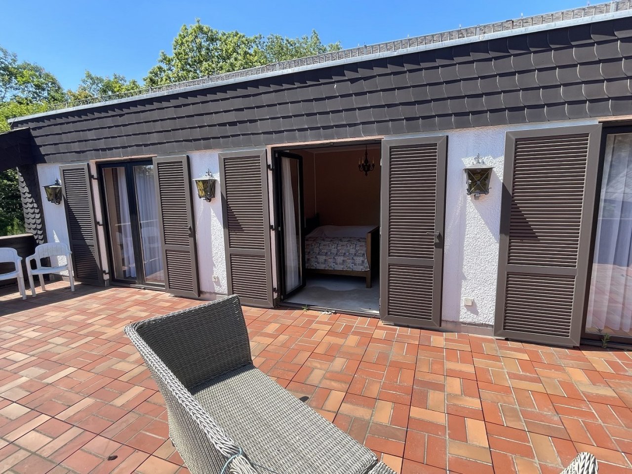 Zugang von Zimmer im OG auf die Terrasse mit Kamin Zugang von Zimmer im OG auf die Terrasse mit Kamin