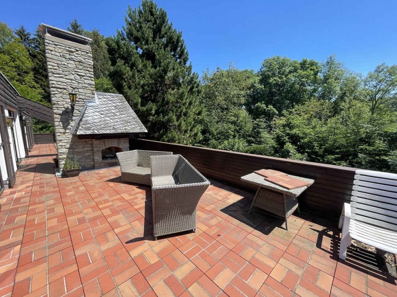 Terrasse mit Grillkaminofen (herlicher Blick in den Wald) Terrasse mit Grillkaminofen (herlicher Blick in den Wald)