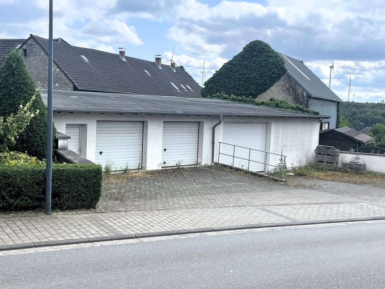 drei große Garagen (auch als Lager nutzbar) drei große Garagen (auch als Lager nutzbar)