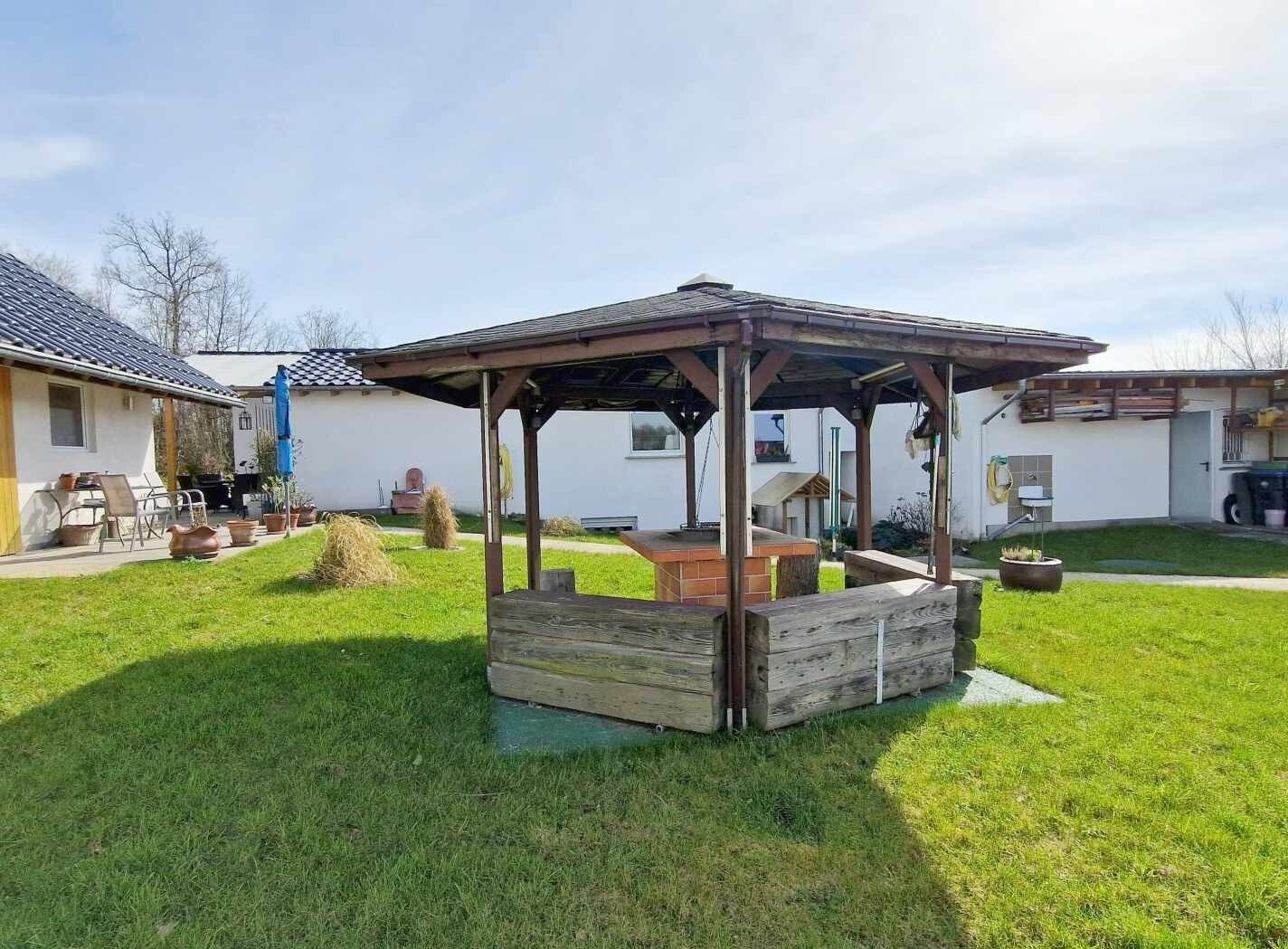 hinter dem Haus grün und ruhig 