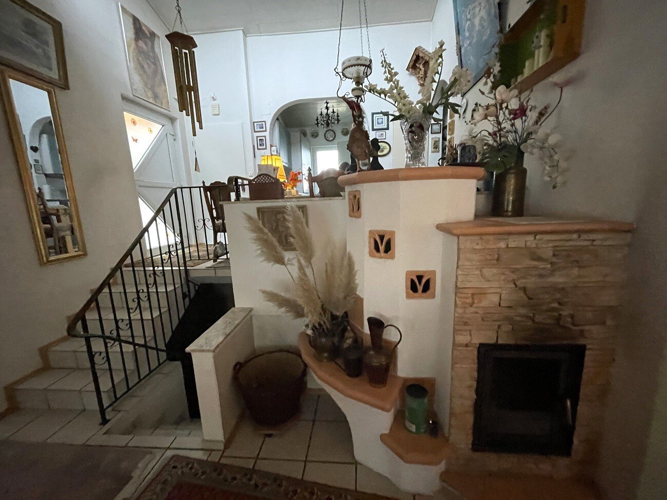 Eingangsdiele mit kleiner Treppe zum Wohnzimmer