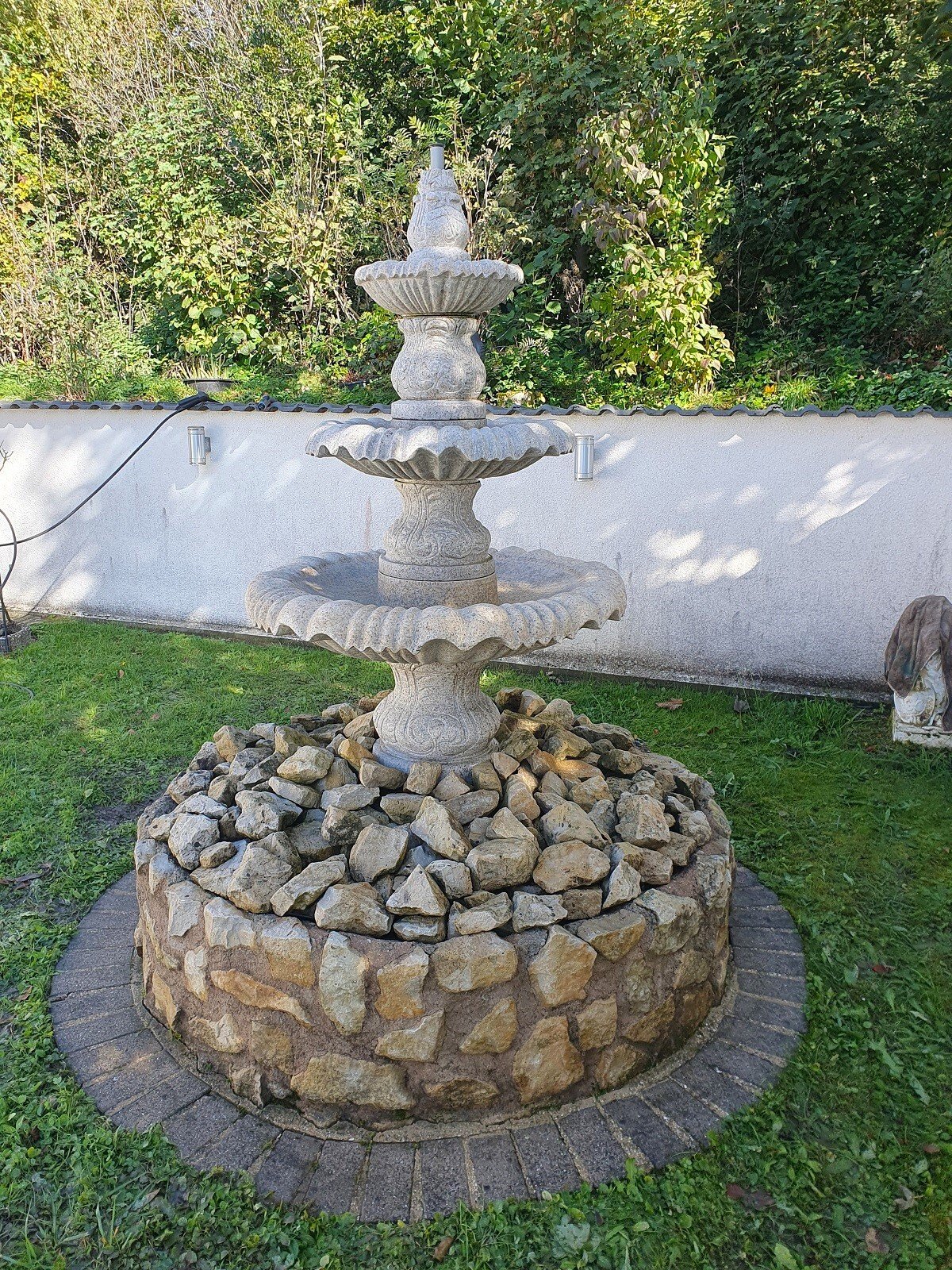wunderschöner Brunnen im Garten 