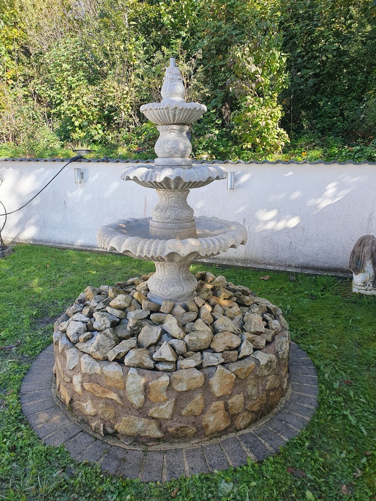 wunderschöner Brunnen im Garten wunderschöner Brunnen im Garten