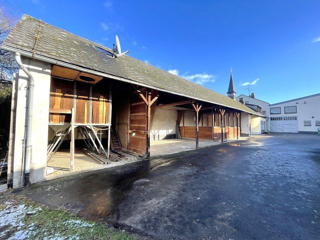 Innenhof mit Unterstände für Fahrzeuge / Tiere 