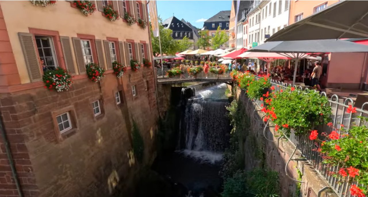 Der Wasserfall über 18 Meter tief Der Wasserfall über 18 Meter tief
