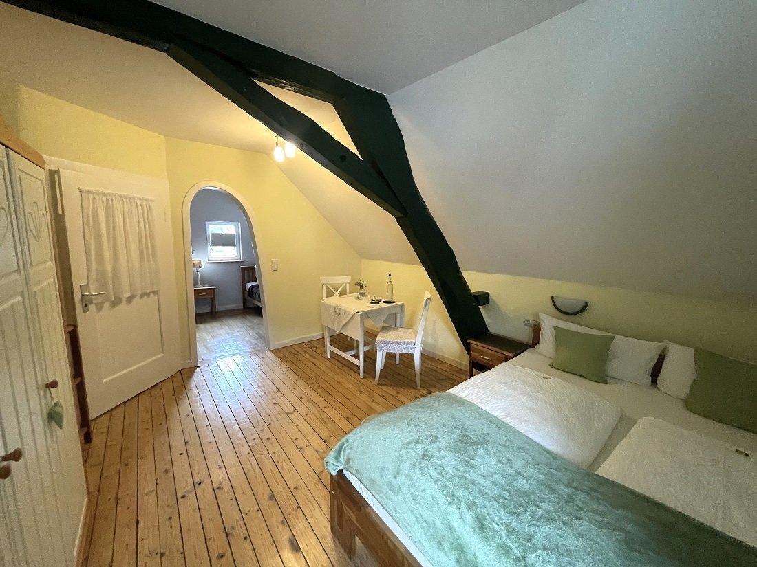 Gäste-Zimmer mit weiterem Zimmer (3 Betten)