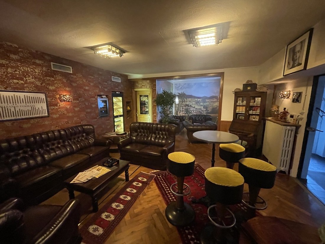 Die Bar mit gut sortierten Zigarren & Whiskysorten